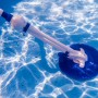 Weißer Gre Automatik-Poolreiniger im Pool. Poolsauger für Einbau- und Aufstellbecken.
