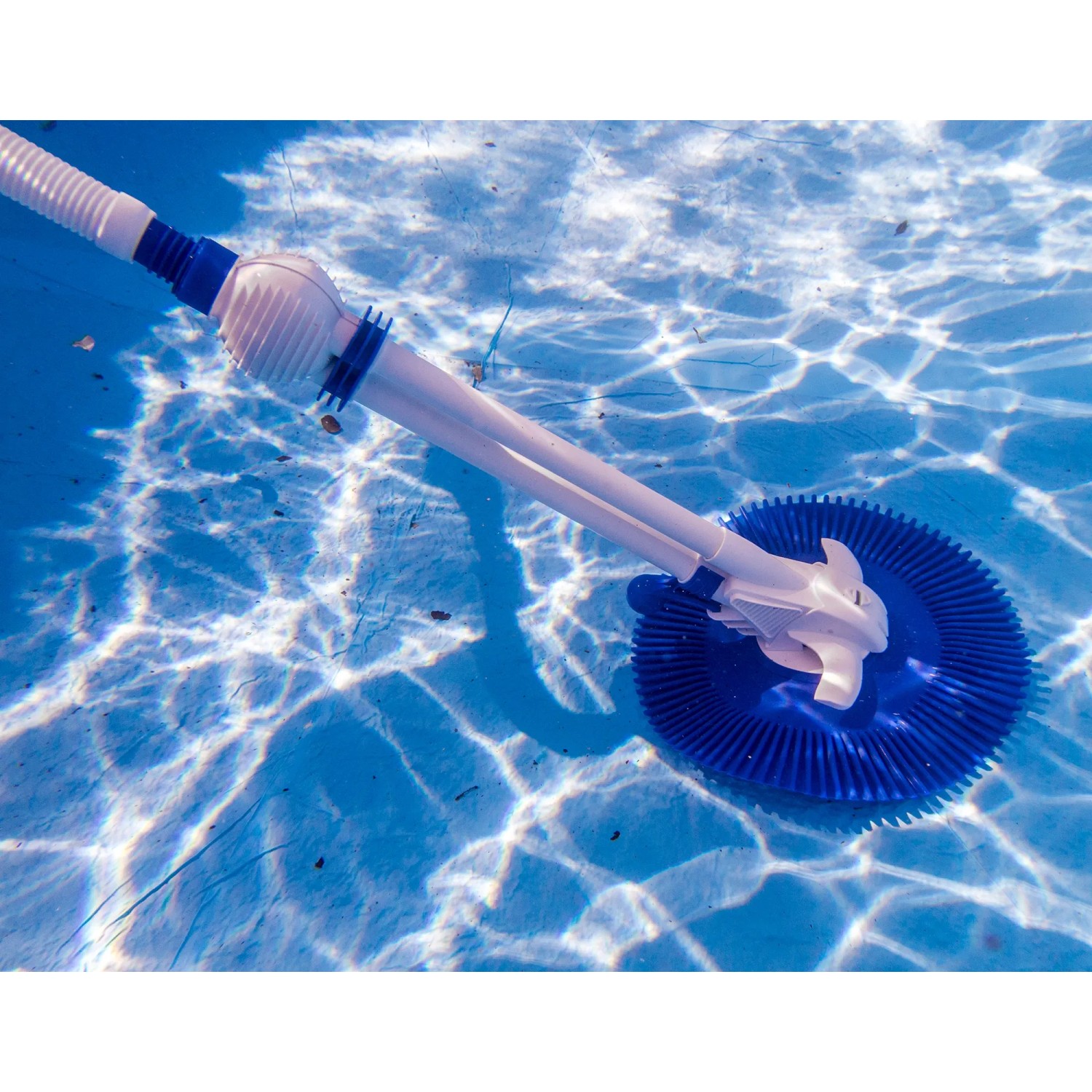 Weißer Gre Automatik-Poolreiniger im Pool. Poolsauger für Einbau- und Aufstellbecken.
