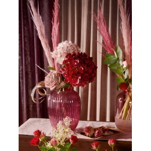 Helllila Glasvase Blush Bordeaux (H 21 cm, Ø 15 cm) mit Blumenarrangement.