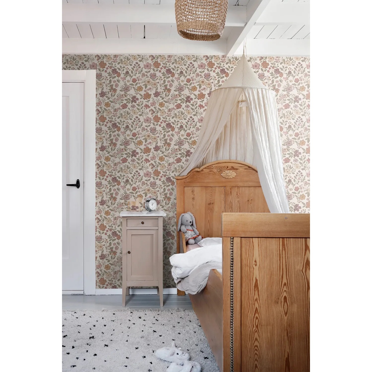 ESTAhome Vliestapete mit Blumenmuster in Aubergine, Violett, Graugrün und Terrakotta im Kinderzimmer.
