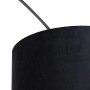 Detailaufnahme: Schwarze Bogenlampe mit Velours-Schirm und goldenem Innenleben. Innenleuchte für Wohnräume.