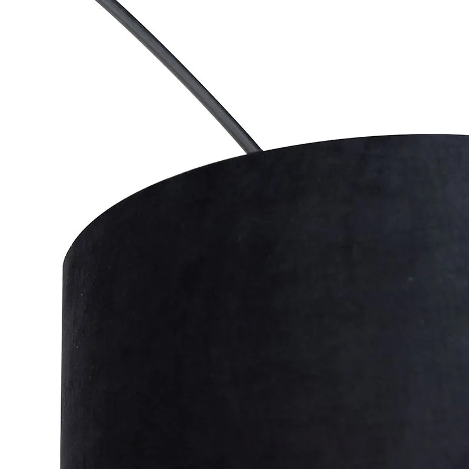 Detailaufnahme: Schwarze Bogenlampe mit Velours-Schirm und goldenem Innenleben. Innenleuchte für Wohnräume.