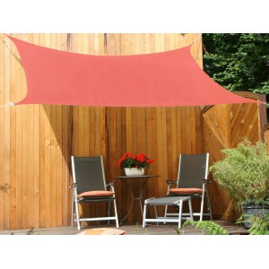 Terracottafarbenes Floracord Vierecksonnensegel spendet Schatten auf Terrasse mit Gartenmöbeln.