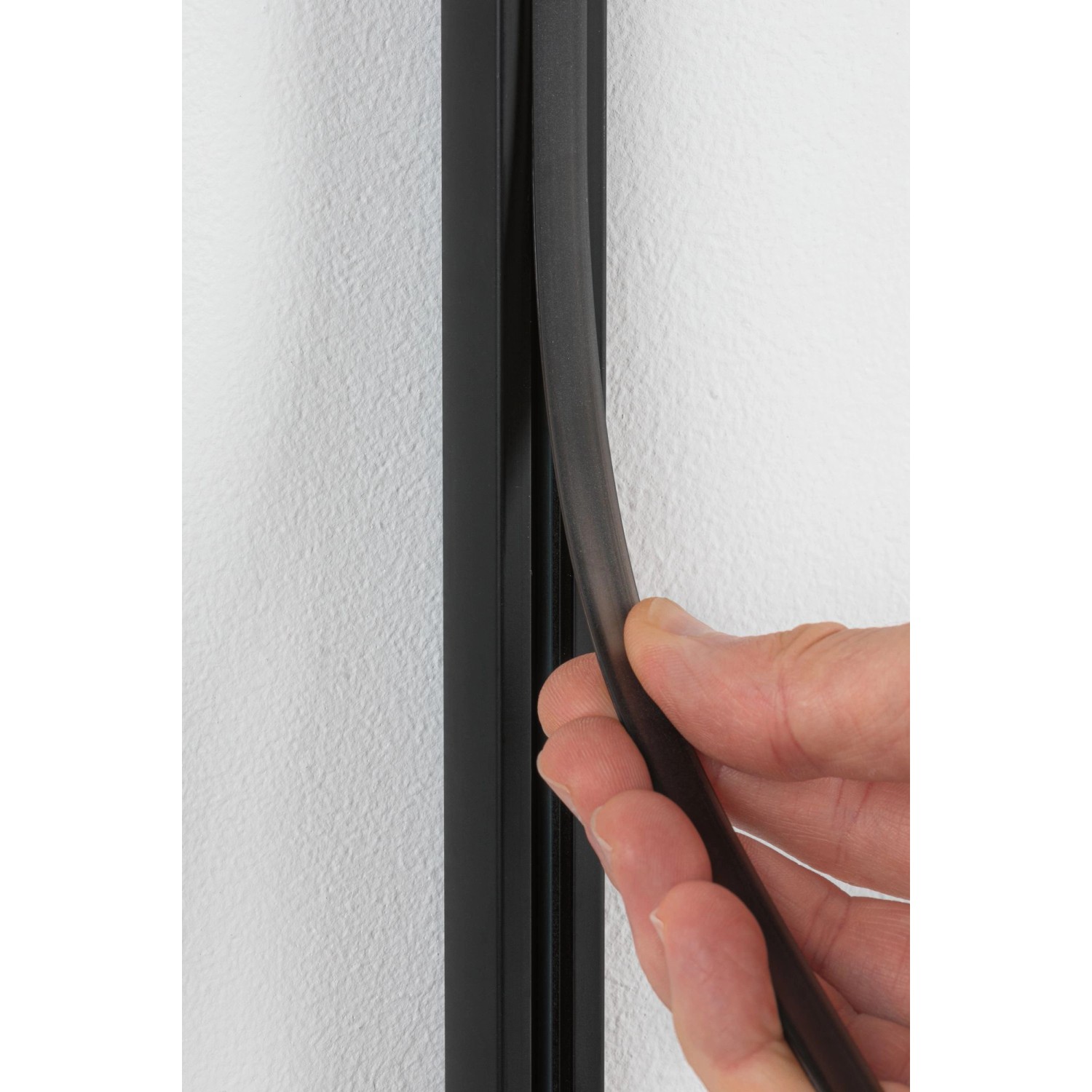 Paulmann Urail Safety Cover Strip, 68 cm, Schwarz, wird in eine Urail Schiene eingesetzt.