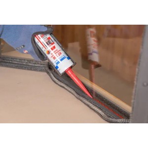 Auftragen von transparentem WEICON Silicon N Dichtstoff auf eine Fensterdichtung.