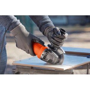 Black+Decker Winkelschleifer BEG110 (750 W) im Einsatz beim Schleifen einer Fliese.
