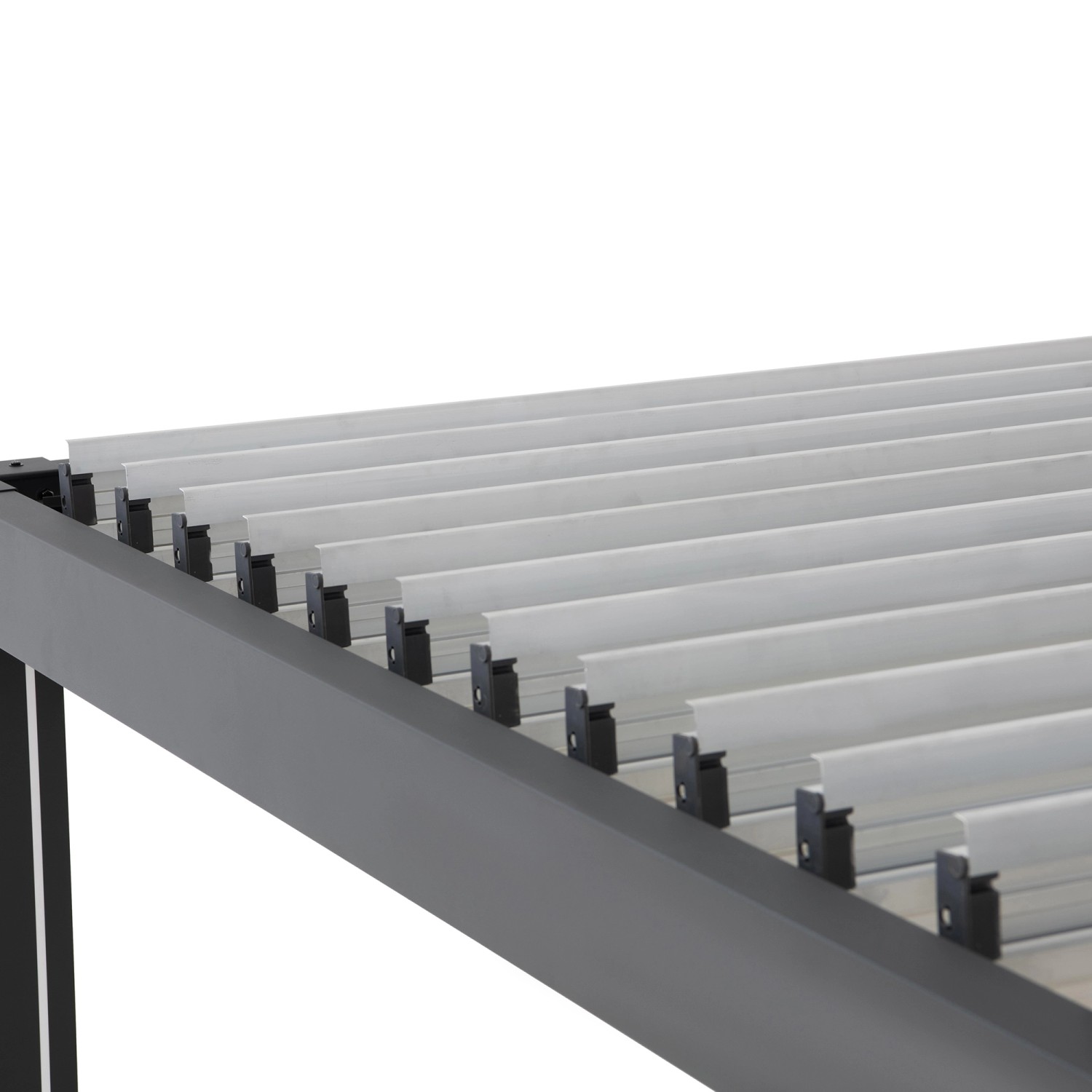 Detailansicht der anthrazitfarbenen Sunjoy Multi-Pergola Matterhorn mit verstellbaren Lamellen.