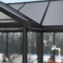 Detailaufnahme: Schwarzes Palram Canopia Gewächshaus Triomphe mit Wasserablauf.