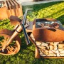 Ferrum Art Design Grillstelle Motorrad in Rostoptik mit Grillgut und Holzscheiten.