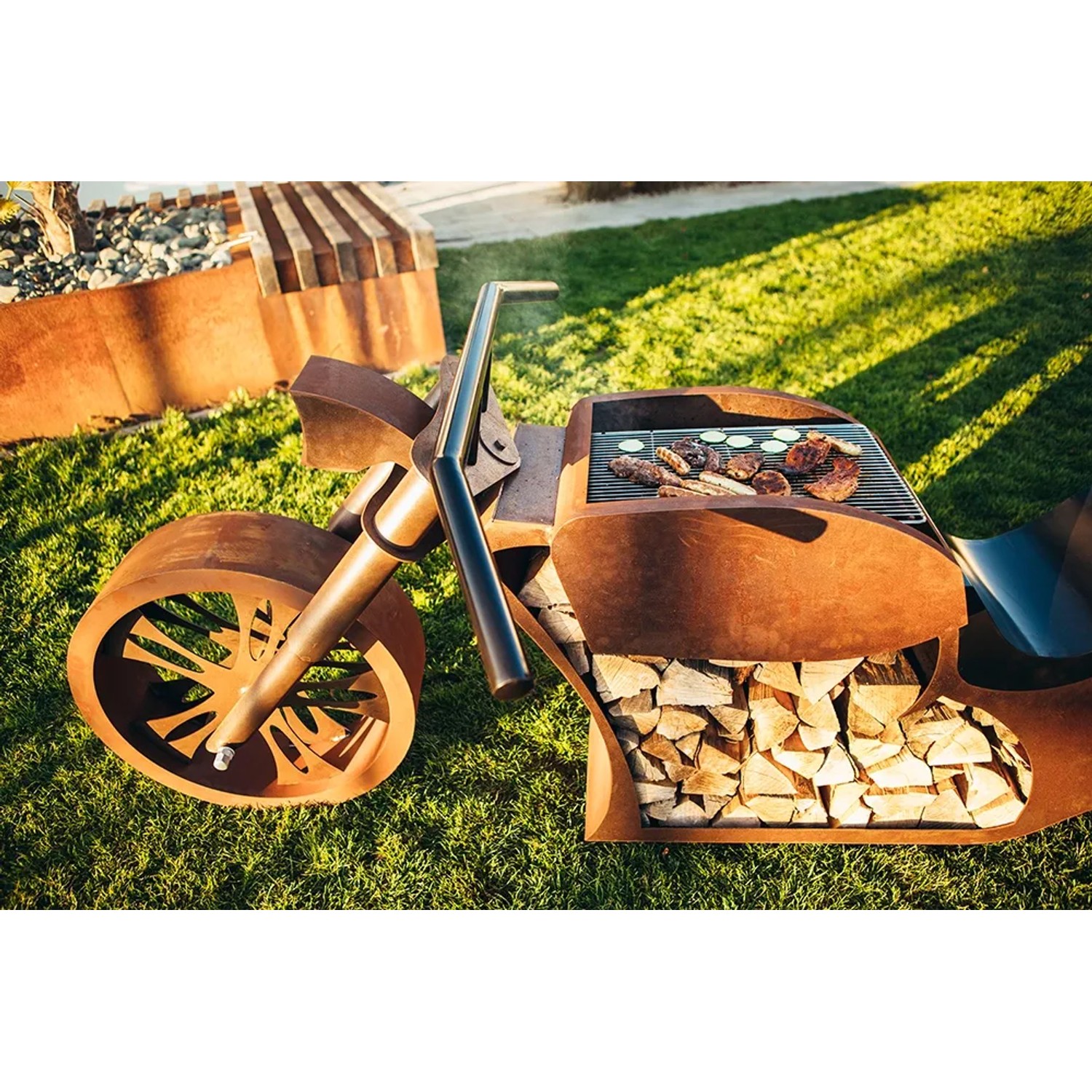 Ferrum Art Design Grillstelle Motorrad in Rostoptik mit Grillgut und Holzscheiten.