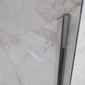 Detailaufnahme: Teilgerahmte Duschwand Brava Frame Walk-In mit Chrom-Profil und Armatur.