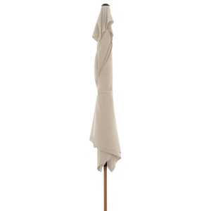 Geschlossener, naturfarbener Doppler Kurbelschirm Life Wood 300x200 cm mit Holzoptik-Gestell.