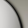 Detailaufnahme: Runder, schwarzer DSK Designspiegel Picasso, Ø 60 cm.