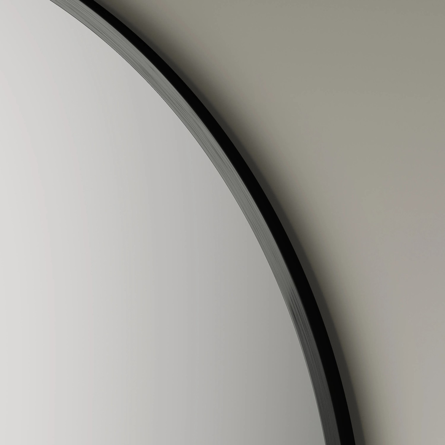 Detailaufnahme: Runder, schwarzer DSK Designspiegel Picasso, Ø 60 cm.