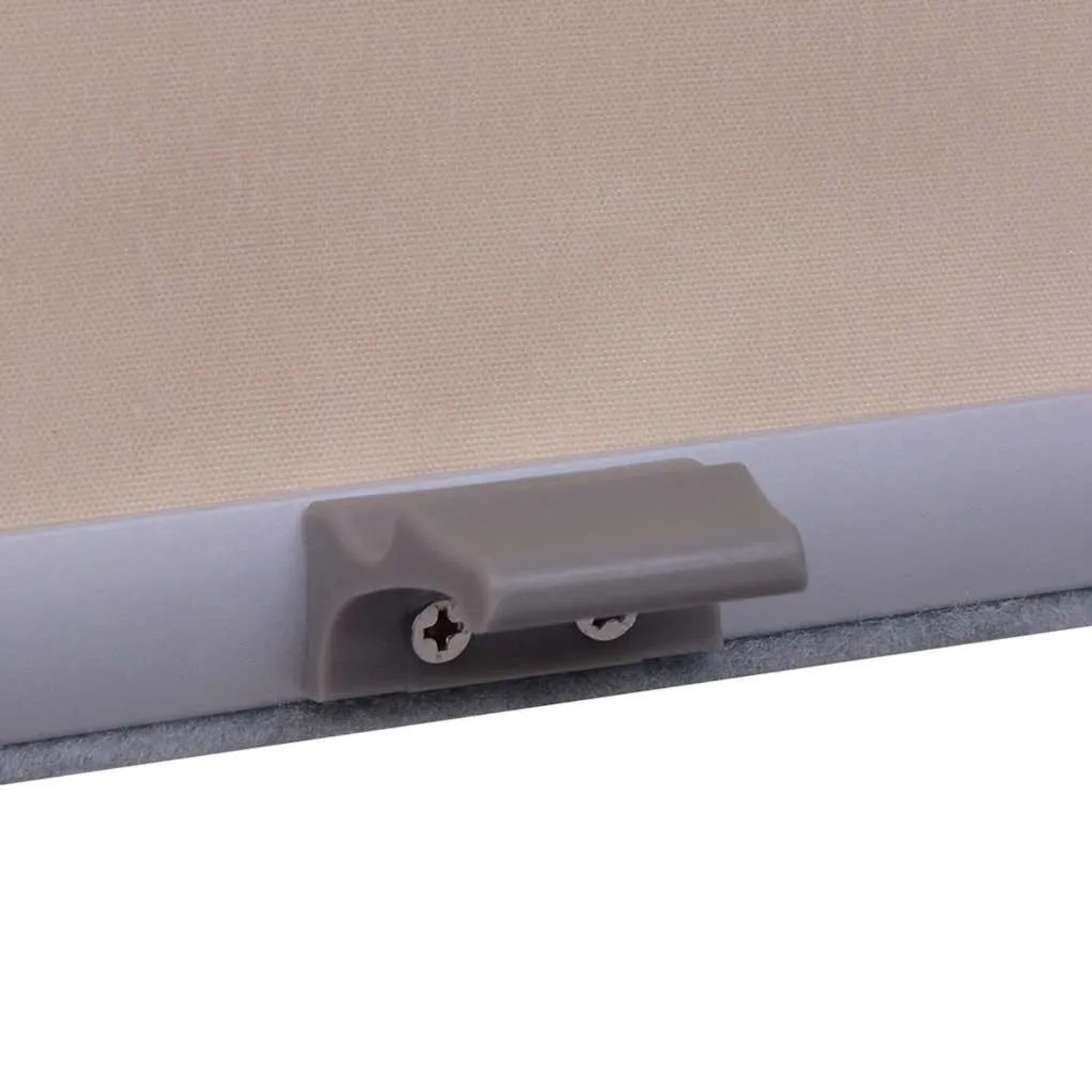 Detailaufnahme: Beige Verdunkelungsrollo F06 mit Halterung für Velux Fenster.