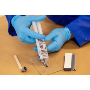 Anwendung von WEICON Aluminium-Minutenkleber zum Verkleben von Aluminiumteilen.
