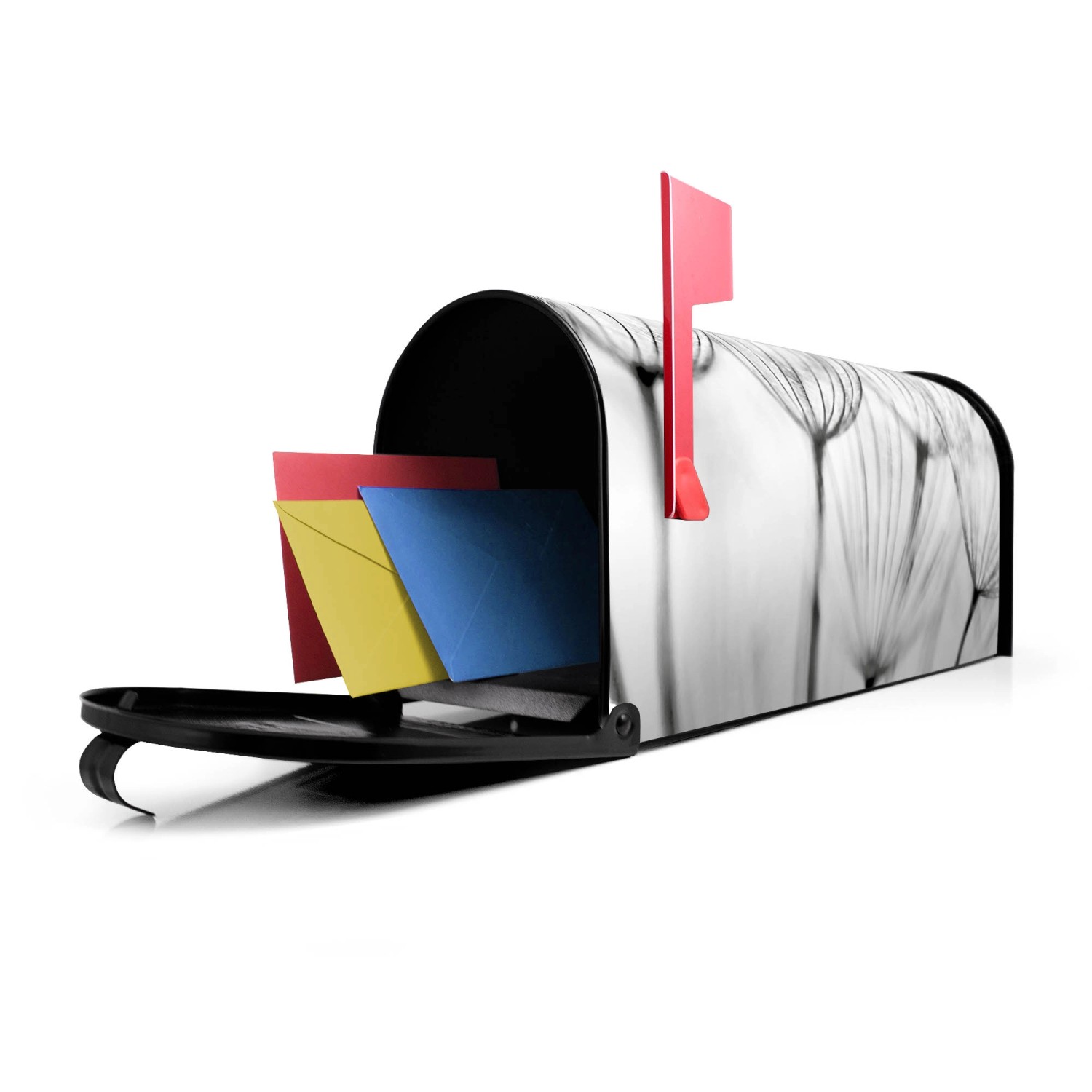 Schwarzer US Briefkasten mit Pusteblumen Motiv und geöffneter Klappe, gefüllt mit Briefen.