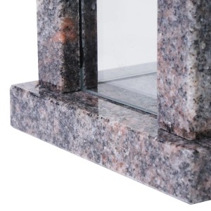 Detailaufnahme: Elegante Grablampe aus Himalaya Granit, poliert und wetterfest.