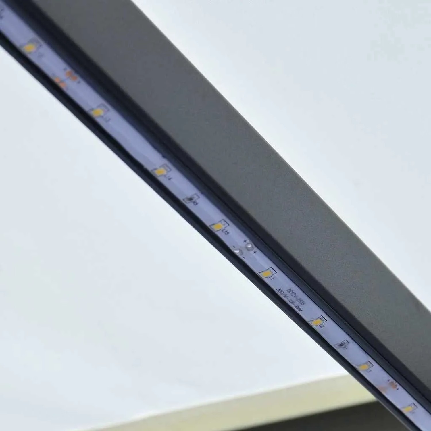 Detailansicht der integrierten LED-Beleuchtung in der grauen Markise. Helle LEDs sorgen für stimmungsvolles Licht auf Terrasse oder Balkon.