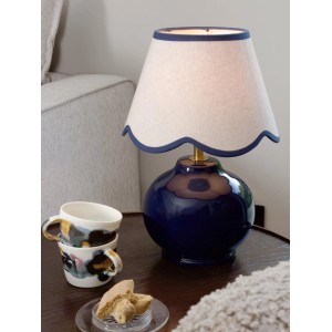 PR Home Nell Tischleuchte: Blaue Keramiklampe mit beigem Schirm und dekorativer Borte. Innenleuchte für Wohnraum.
