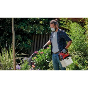 Mann nutzt Einhell Akku-Drucksprühgerät GE-WS 18/75 Li-Solo im Garten zur Pflanzenpflege.