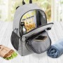 Grauer Bomoe IceBreezer Kühlrucksack (25L) mit Zubehör wie Getränk, Zeitschrift und Sandwich.