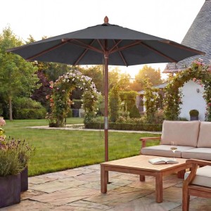Runder anthrazitfarbener Holz-Sonnenschirm (Ø3m) auf Terrasse mit Gartenmöbeln. Ideal für Gastronomie & Garten.