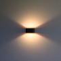 Rechteckige, schwarze Wandleuchte mit goldenem Reflektor, die warmes Licht nach oben und unten abstrahlt.