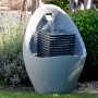 Großer, grauer Design-Gartenbrunnen in Ei-Form mit LED-Beleuchtung und Wasserspiel.