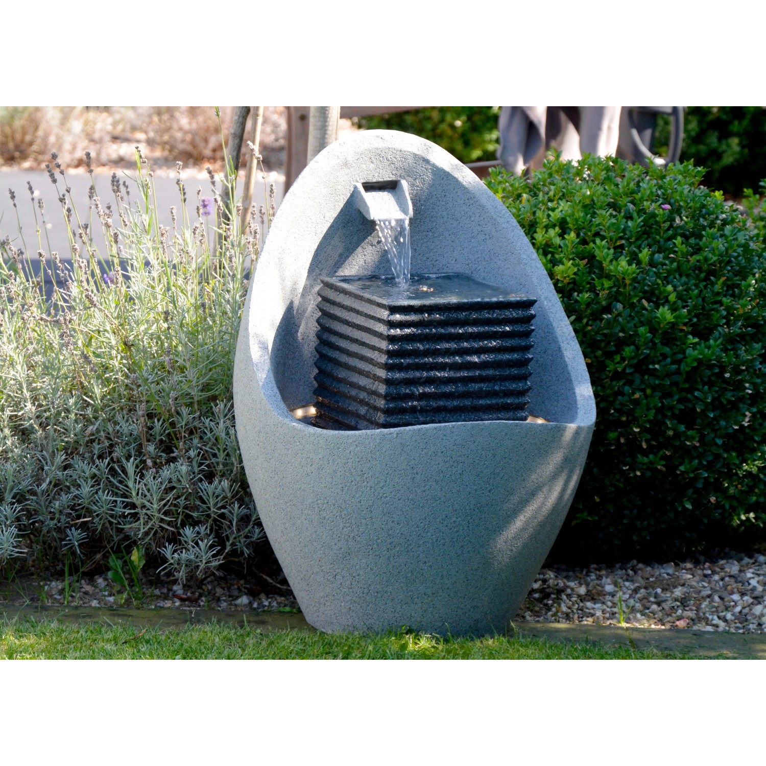 Großer, grauer Design-Gartenbrunnen in Ei-Form mit LED-Beleuchtung und Wasserspiel.