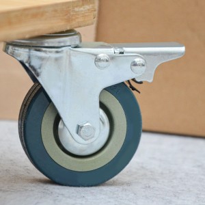 Schwerlast Möbelrolle 75 mm mit Bremse, verzinkter Stahl, Nylonrad, unter Holzplatte montiert.