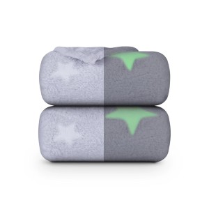 Zusammengelegte, graue Kuscheldecke mit leuchtenden Sternen (Glow in the Dark).