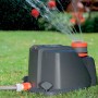 Gardena Comfort Vielflächenregner AquaContour automatic in Aktion auf Rasen. Regner für bis zu 350 m².