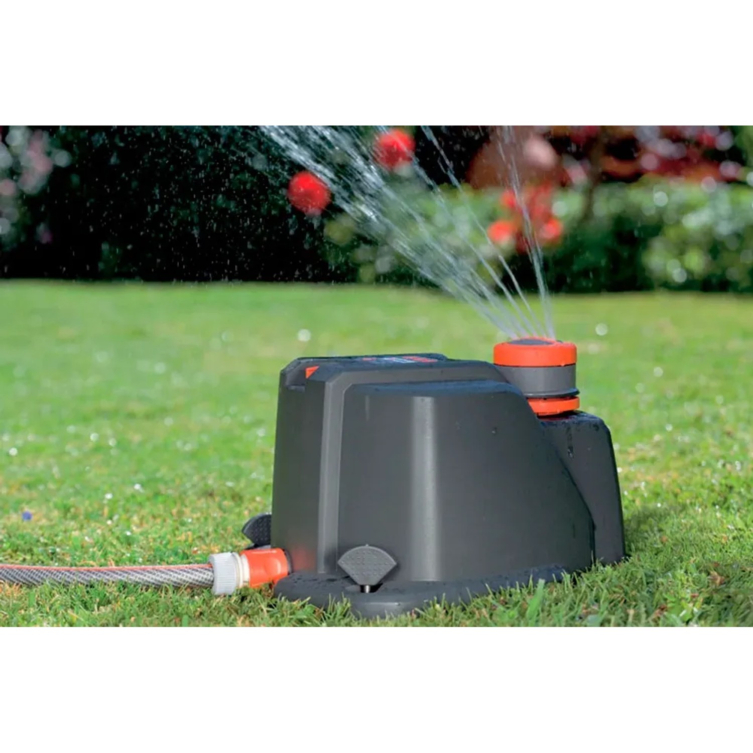 Gardena Comfort Vielflächenregner AquaContour automatic in Aktion auf Rasen. Regner für bis zu 350 m².