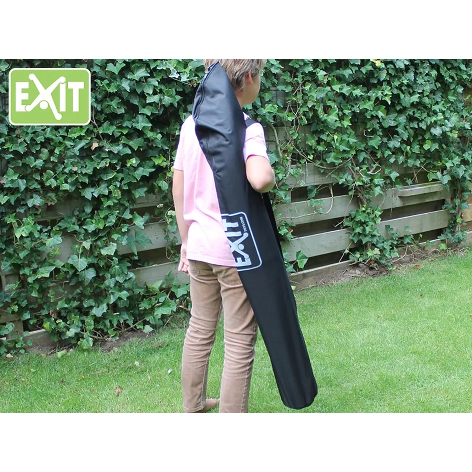 Junge trägt schwarze Tragetasche für EXIT Sportnetz 155x300cm über der Schulter.
