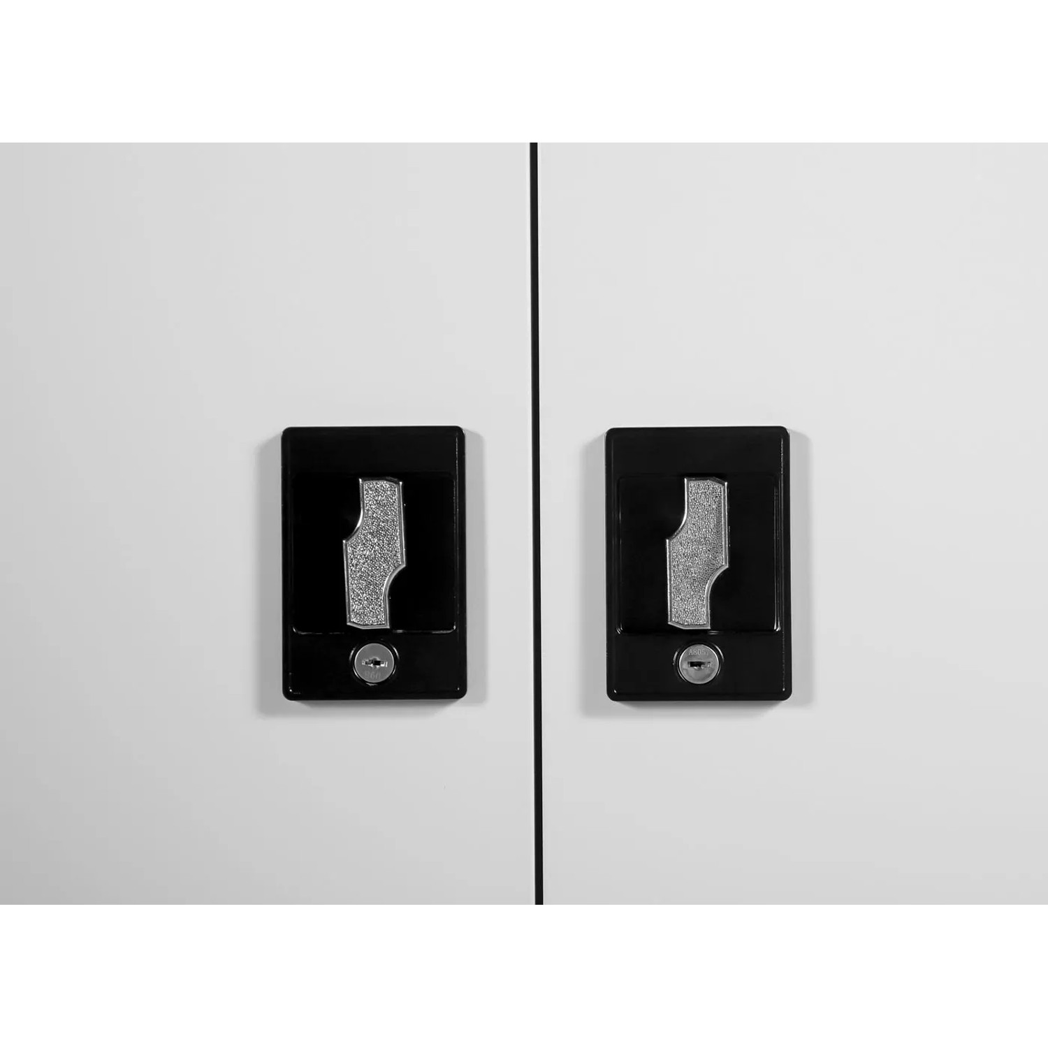 Detailaufnahme: Abschließbare Türen der hellgrauen MCW Fahrradgarage / Fahrradbox.