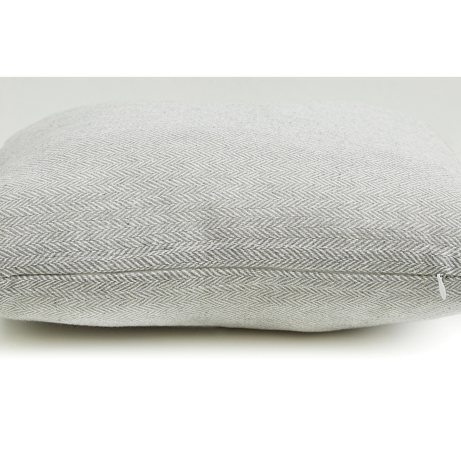 Hellgraues Andiamo Kissen Jenny, 40x40 cm, mit dezentem Fischgrätmuster.