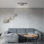 Moderne LED-Deckenleuchte Maureen in Schwarz-Holz (37 cm) im Wohnzimmer.