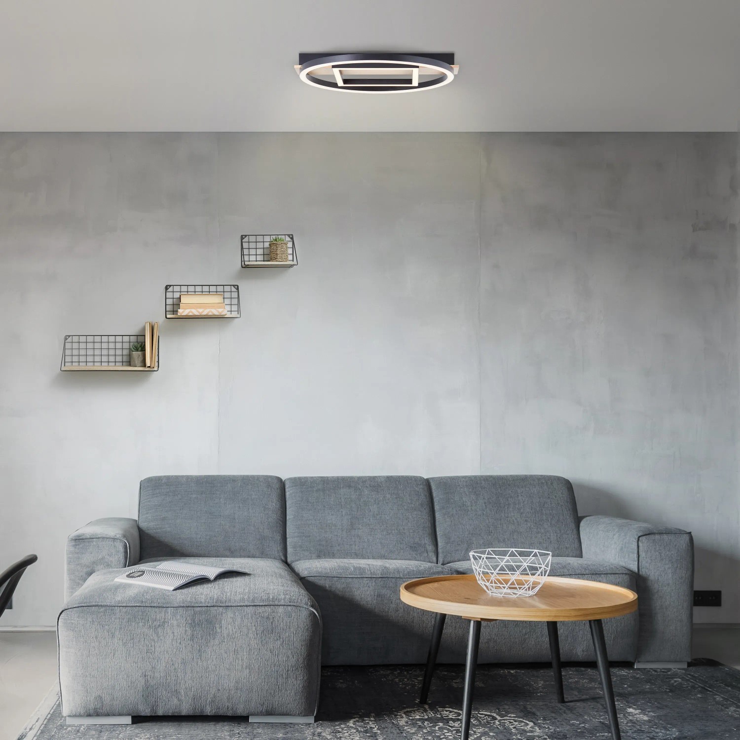 Moderne LED-Deckenleuchte Maureen in Schwarz-Holz (37 cm) im Wohnzimmer.