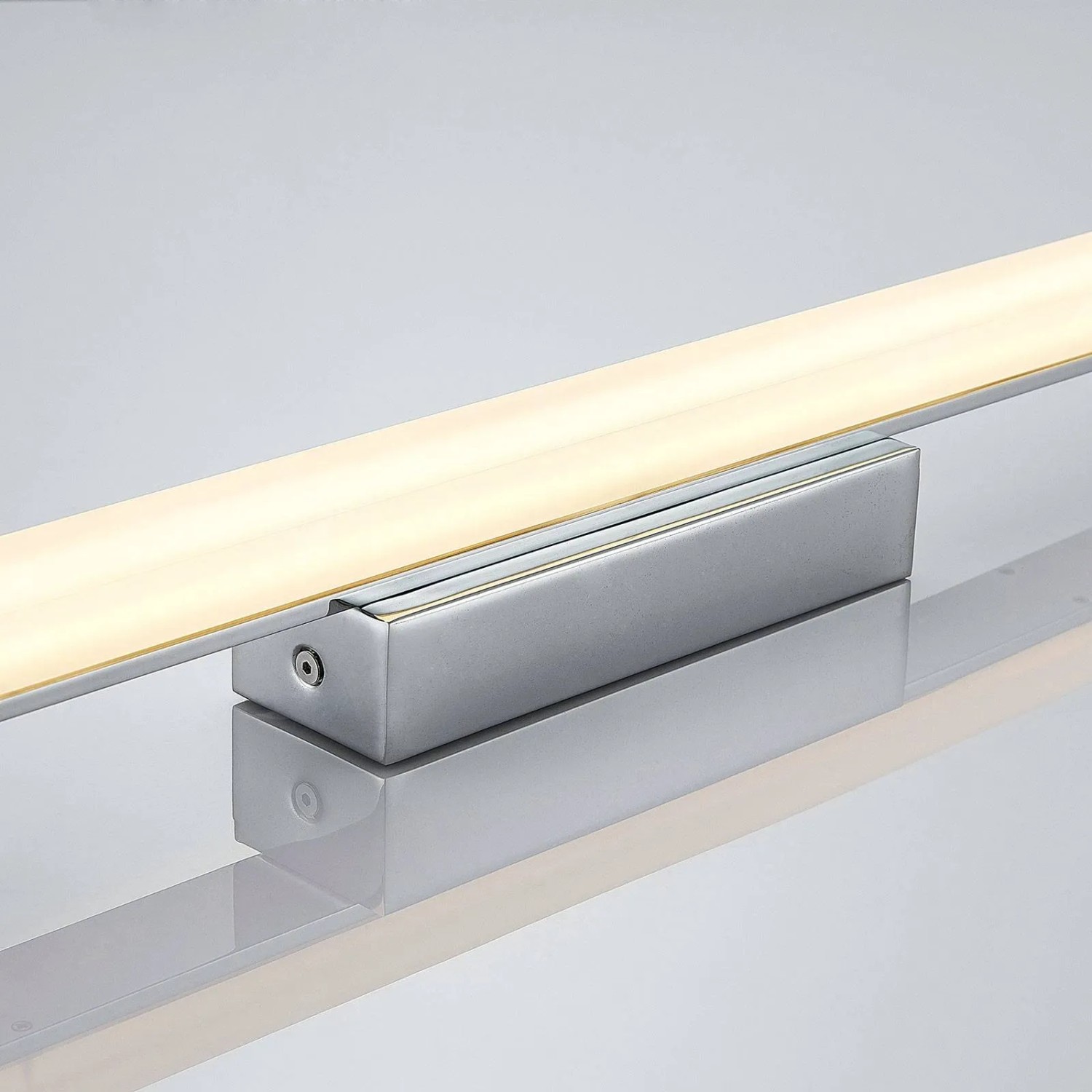 Moderne, dimmbare LED Bad-Deckenleuchte Levke in Weiß/Chrom, spritzwassergeschützt.