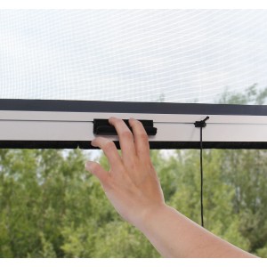Weißes Avosdim Insektenschutzrollo für Fenster aus Aluminium, Bedienung per Hand.