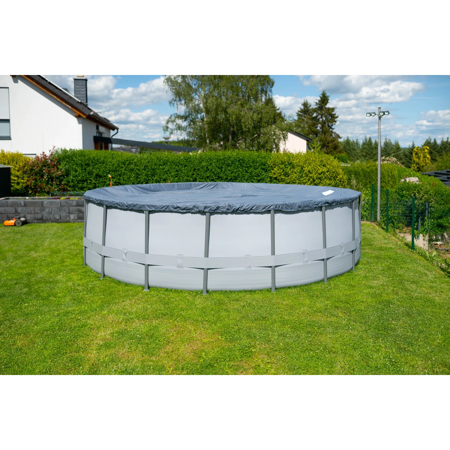 Summer Waves Rundpool Elite, anthrazit, Ø 549 cm, mit Abdeckung im Garten.