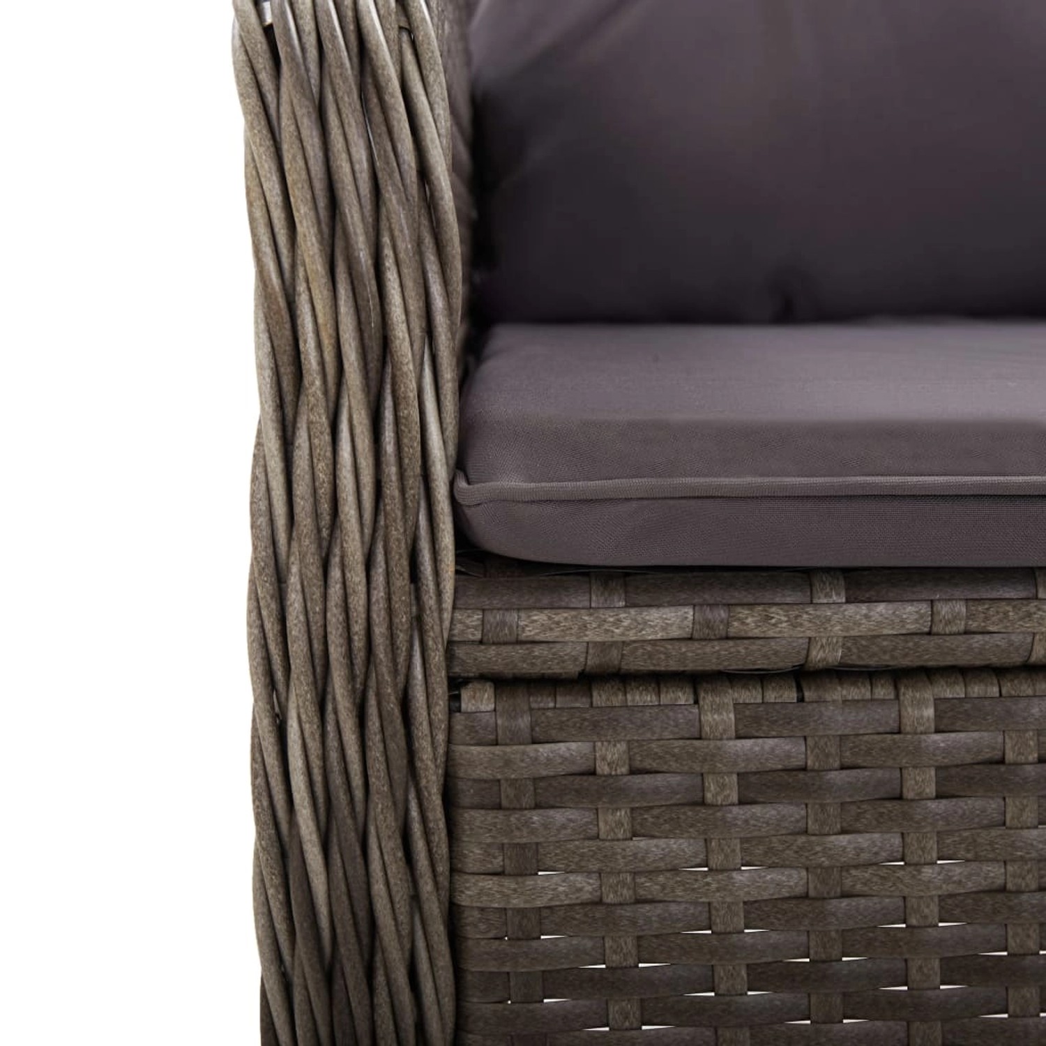 Detailaufnahme: Grauer Poly Rattan Gartensessel mit dunklen Kissen, Teil des 3-tlg. Bistro-Sets.