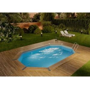 Holzpool Bahamas im Garten mit Holzdeck, Leiter und blauer Folie. Ideal zum Baden und Entspannen.