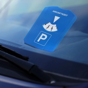 Blaue Parkscheibe mit Uhr und P-Symbol im Auto. Zur Einstellung der Ankunftszeit.