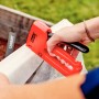 Rapid Handtacker R53 in Gebrauch: Roter Tacker befestigt Stoff an Holzrahmen im Garten.