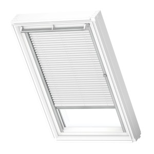 Weiße Velux Jalousie PAL C04, 55x98 cm, zur manuellen Lichtregulierung am Dachfenster.