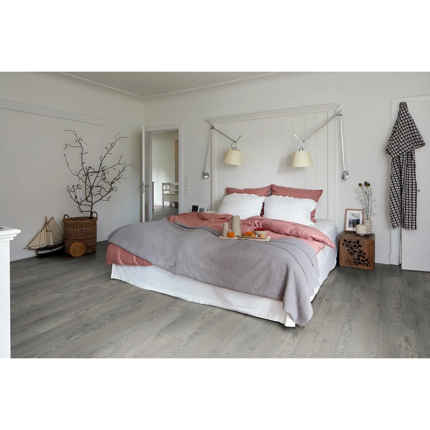 Verlegter, wasserfester Egger NatureSense Aqua Laminatboden in Grau im Schlafzimmer.