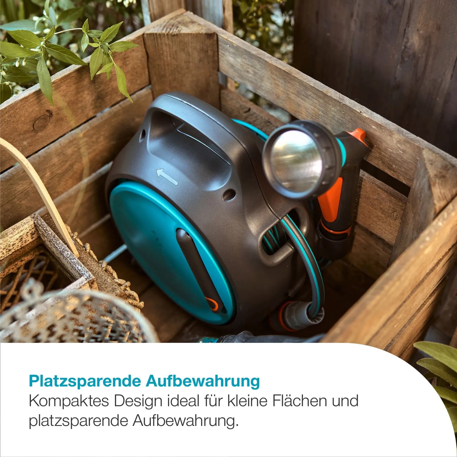 Gardena Schlauchbox Move 10m im Holzkasten: Mobile Gartenschlauchbox mit Schlauch und Spritze.