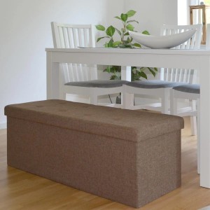 Braune DuneDesign Faltbare Sitzbank (110cm) mit Stauraum vor Esstisch.